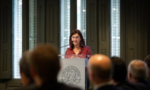 La presidenta de la CNMC, Cani Fernández, durante un coloquio, a 29 de marzo de 2022, en Barcelona.