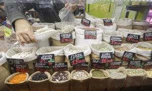 Vista de un puesto de alimentación en el Mercado Maravillas en Madrid