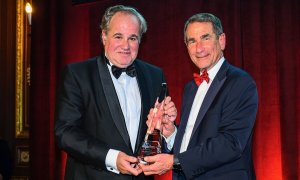 El presidente ejecutivo de Damm y presidente de DISA, Demetrio Carceller (izda), recibe el premio al 'Líder Empresarial del Año' de manos del presidente del Consejo de Administración de la Cámara de Comercio España-Estados Unidos, Alan Solomont (dcha).