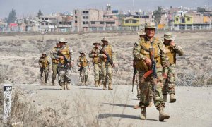 Militares vigilan hoy una zona aledaña al Aeropuerto Internacional Alfredo Rodríguez Ballón, en Arequipa (Perú).