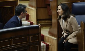 14/12/2022.- La ministra de Derechos Socialies, Ione Belarra, y el ministro de Presidencia, Félix Bolaños, durante la sesión de control del Gobierno celebrada este miércoles en el Congreso en Madrid. EFE/ Mariscal