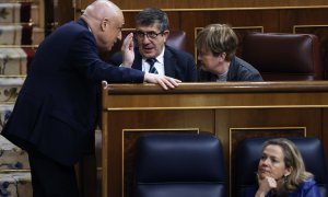 15/12/2022.- El portavoz del PSOE en el Congreso, Patxi López (c) conversa con el diputado socialista Rafael Simancas (i) durante el pleno del Congreso celebrado este jueves en Madrid. EFE/ Juan Carlos Hidalgo