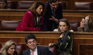 15/12/2022.- La portavoz del PP en el Congreso, Cuca Gamarra (d), junto a diputados de su partido durante el pleno del Congreso este jueves en Madrid. La presidenta del Congreso de los Diputados, Meritxell Batet, ha rechazado las peticiones de PP, Vox y C