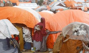 Una mujer somalí afectada por el empeoramiento de la sequía debido a la falta de lluvias estacionales frente a su refugio improvisado en el campamento Alla Futo, en las afueras de Mogadiscio, Somalia , el 23 de septiembre de 2022.