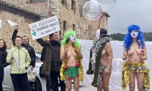 Un grupo de personas se manifestan desnudas en la sierrra de Madrid al grito de "Ayuso, Escudero y Lasquetty dejan nuestra Sanidad en bolas"