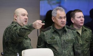 El ministro de Defensa ruso , Sergei Shoigu, y el general Sergei Surovikin, comandante de las fuerzas rusas en Ucrania, visitan el Cuartel General Conjunto de las fuerzas armadas rusas involucradas en operaciones militares en Ucrania, en un lugar desconoc