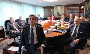 15 de diciembre de 2021. El presidente del Tribunal Constitucional, Pedro González-Trevijano (c) junto a otros jueces, en el primer Pleno jurisdiccional tras la renovación del órgano, en el Tribunal Constitucional, a 15 de diciembre de 2021, en Madrid, (E