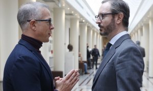 12/12/2022.- El senador del PP Javier Maroto (d) conversa con el presidente del Senado, Ander Gil (i), en los pasillos del Senado, este lunes. El proyecto de Presupuestos Generales del Estado para 2023 afronta esta semana el debate de vetos en el Senado,