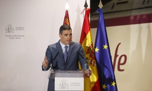 El presidente del Gobierno, Pedro Sánchez, durante una comparecencia ante la prensa este lunes en Murcia tras el viaje inaugural del tren de alta velocidad a la capital murciana. Este proceso culmina el Corredor del Levante y avanza en el Corredor del Med