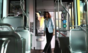 La presidenta de la Comunidad de Madrid, Isabel Díaz Ayuso, en el interior del autobús.