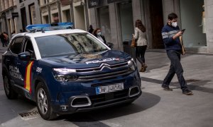 Un coche de la Policía Nacional patrulla por las inmediaciones de la Puerta del Sol, en Madrid, a 26 de marzo de 2021.