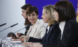 La vicepresidenta primera y ministra de Asuntos Económicos y Transformación Digital, Nadia Calviño (2d), junto a la ministra portavoz del Gobierno, Isabel Rodríguez (2i); la ministra de Ciencia e Innovación, Diana Morant (d), y la titular de la cartera de