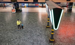 Un hombre mira el tablero de salidas de la estación de tren de Euston, en Londres, durante la huelga. 14 de diciembre de 2022