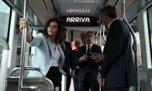 La presidenta de la Comunidad de Madrid, Isabel Díaz Ayuso, en el interior de un autobús.