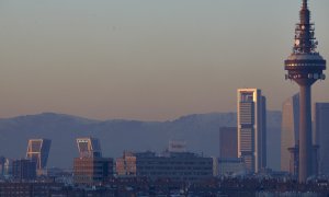 Capa de contaminación sobre la ciudad desde el Cerro del Tío Pío en Madrid (España), a 18 de enero de 2021. Madrid lleva desde ayer en escenario 1 de su protocolo anticontaminación y continuará así mínimo hasta mañana martes incluido.