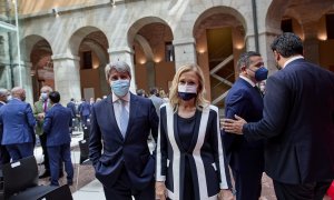 Los expresidentes de la Comunidad de Madrid, Ángel Garrido y Cristina Cifuentes, a su llegada al acto de toma de posesión de Isabel Díaz Ayuso, en la Real Casa de Correos de la Puerta del Sol, en Madrid. E.P./Jesús Hellín