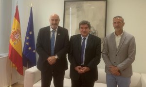 José María Torres, president de CONPYMES; José Luis Escrivá, ministre d'Inclusió, Seguretat Social i Migracions, i Juan José Gil, secretari general de CONPYMES, durant una reunió per analitzar el tema de la representatitvitat de la petita i mitjana empres