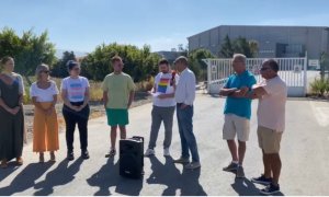 Foto cedida de frente a la empresa donde Iván Redondo (cuarto por la izquierda) sufrió las vejaciones homófobas por parte de sus compañeros.