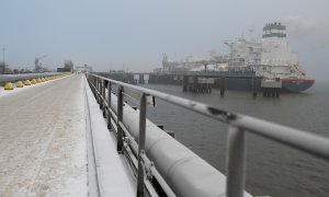 Imagen de la ceremonia de inauguración de la primera terminal de GNL (gas natural licuado) de Alemania en Wilhelmshaven.