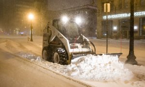 Un quitanieves trabaja en pleno temporal en Columbus (Ohio), a 23 de diciembre de 2022, en Estados Unidos.