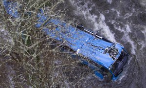 El autobús que se precipitó al río Lérez en la provincia de Pontevedra.