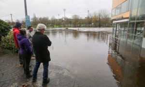 26/12/22 Varias personas observan el rio Miño, desbordado a su paso por Lugo.