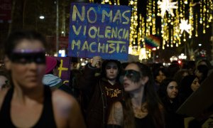 Una mujer sujeta una pancarta durante una manifestación contra la violencia machista, a 25 de noviembre de 2022, en Barcelona.