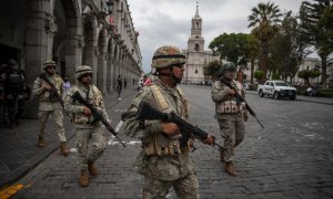 Personal del Ejército de Perú en las calles de Arequipa, para controlar las protestas contra el expresidente Pedro Castillo.