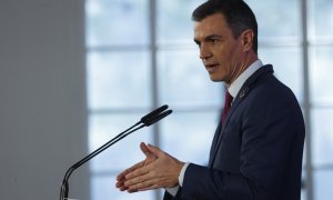 27/12/2022.- El presidente del Gobierno, Pedro Sánchez comparece antes los medios tras el Consejo de Ministros celebrado en el Palacio de La Moncloa en Madrid este martes. EFE/ Juan Carlos Hidalgo