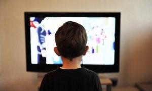 Imagen de un niño viendo la tv