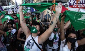 Miles de mujeres se manifestaron frente al congreso argentino mientras senadores discuten la ley para el aborto legal, seguro y gratuito