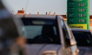 Cartel con indicadores de precios de combustible en una gasolinera, a 27 de diciembre de 2022