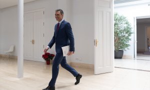 El presidente del Gobierno, Pedro Sánchez, a su llegada a una rueda de prensa tras el último Consejo de Ministros, en el Complejo de la Moncloa, a 27 de diciembre de 2022, en Madrid