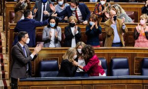 03/02/2022.- Pedro Sánchez, Nadia Calviño, Yolanda Díaz y María Jesús Montero aplauden la aprobación de la reforma laboral tras una votación de infarto. Alejandro Martínez Vélez / Europa Press