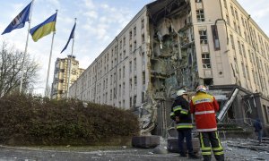 Los servicios de rescate ucranianos frente al edificio del hotel dañado que fue alcanzado por un ataque con misiles en el centro de Kiev, Ucrania.