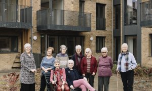 2/1/23 Grupo de residentes en un 'cohousing' londinense.