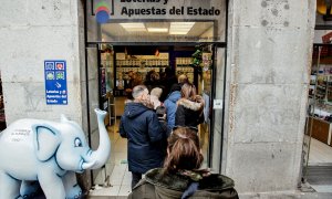 Varias personas hacen cola para comprar lotería para el Sorteo Extraordinario del Niño, a 2 de enero de 2023, en Madrid