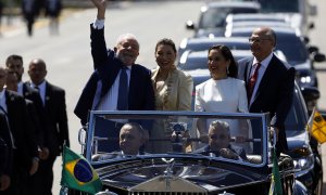 El presidente de Brasil, Luiz Inácio Lula da Silva, junto a la primera dama, el vicepresidente del país, Geraldo Alckmin, y su mujer, en la investidura del mandatario en Brasilia