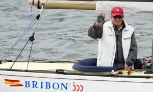 El rey emérito Juan Carlos I a bordo del Bribón en su visita a Sanxenxo, a 23 de mayo de 2022.