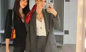 Elena y Emi Huelva posan juntas en la gala de los 40 Music Awards a 7 de noviembre de 2022