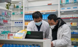 Dos farmacéuticos en una farmacia de China