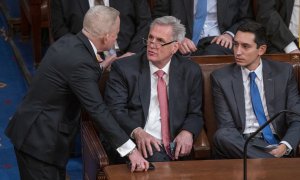 El líder republicano de la Cámara Kevin McCarthy conversa con el representante republicano electo de Nueva Jersey Jefferson Van Drew