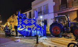 Una mujer ha fallecido este jueves y otras cinco han resultado heridas, una de ellas un niño de 2 años, al ser arrolladas por el tractor de una cabalgata de Reyes Magos en la localidad sevillana de Marchena.