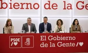 El presidente del Gobierno y secretario general del PSOE, Pedro Sánchez (c), durante la Reunión Ejecutiva Federal del partido, este lunes en la sede de Ferraz