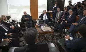 El presidente de Brasil, Luiz Inácio Lula Da Silva, se reúne con los ministros de la Corte Suprema (izquierda) y su gabinete en el Palacio Presidencial de Planalto en Brasilia el 9 de enero de 2023.