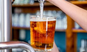 Imagen de archivo de un camarero mientras tira una cerveza en un bar.