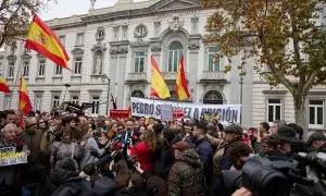 23/12/2022. El presidente de Vox, Santiago Abascal, ofrece declaraciones a los medios tras presentar una querella contra el presidente del Ejecutivo en el Tribunal Supremo. Jesús Hellín / Europa Press