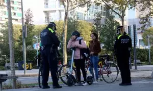 09/11/2021 - Imatge d'arxiu d'una dona amb patinet elèctric a Barcelona.