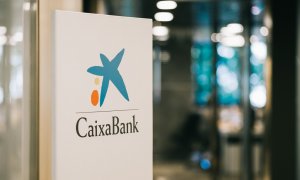 El logo de BaixaBank, en la entrada de sus oficinas.