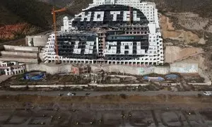 Activistas de Greenpeace frente a las obras del hotel de El Algarrobico en Almería. Imagen de Archivo.